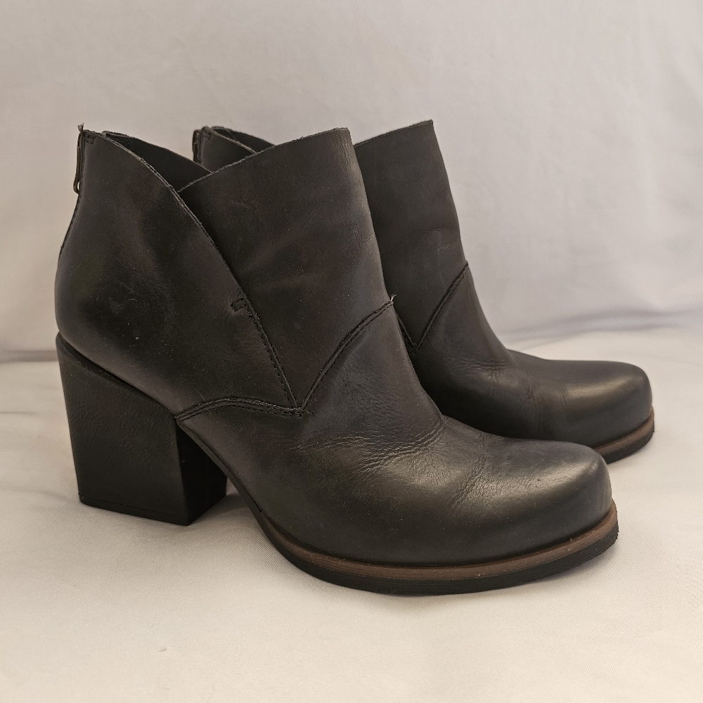 Korks Dyoma Leather Block Heel Bootie Size 9M